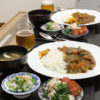 今日の食卓～冷凍庫の根菜カレーとサラダ2種～